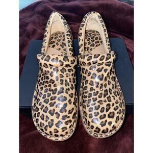 B.O.C. by Born Peggy Women's Leopard  Clogs Sz 8